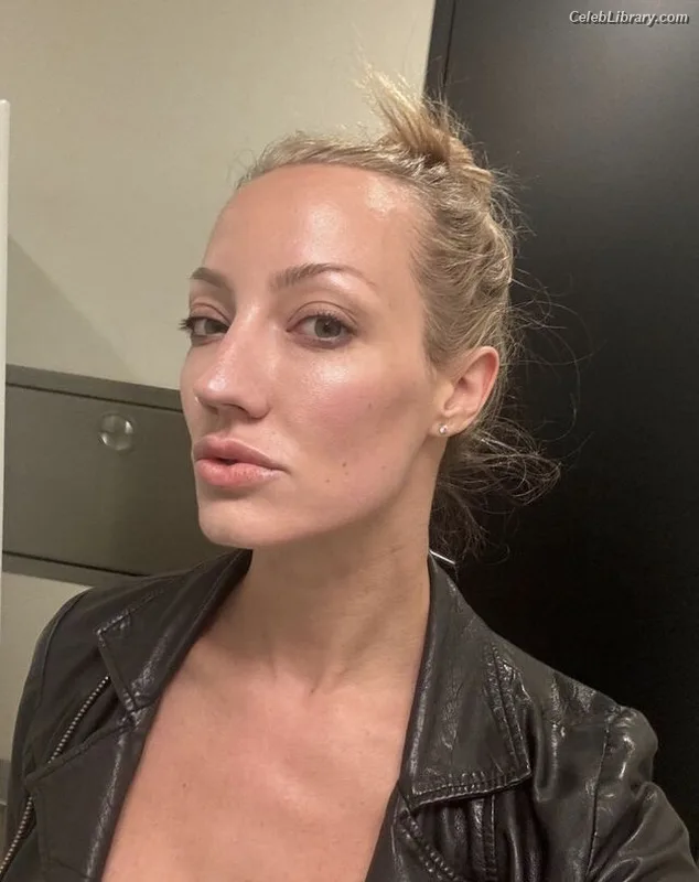 Nita Strauss photo 23 of 87