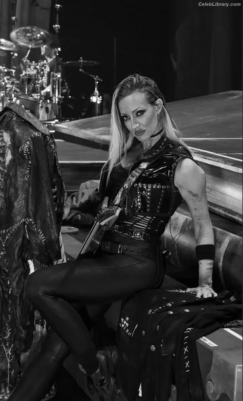 Nita Strauss photo 3 of 87