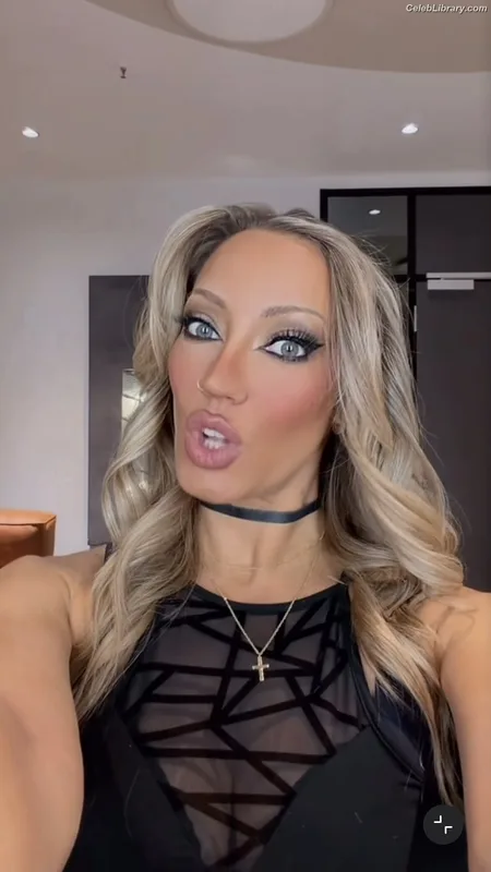 Nita Strauss photo 5 of 87