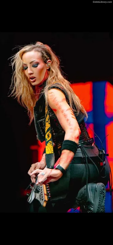 Nita Strauss photo 7 of 87