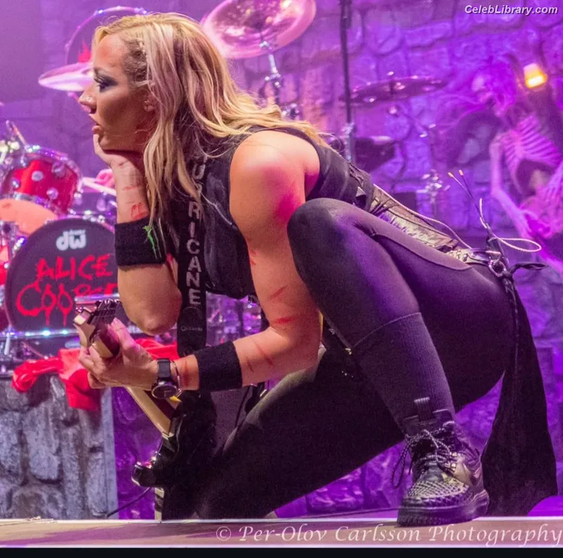 Nita Strauss photo 8 of 87