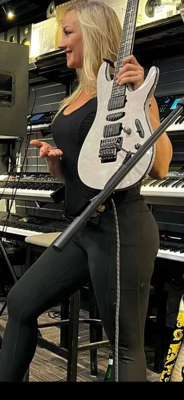 Nita Strauss photo 9 of 87