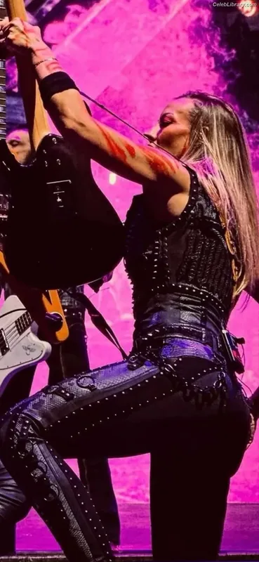 Nita Strauss photo 10 of 87