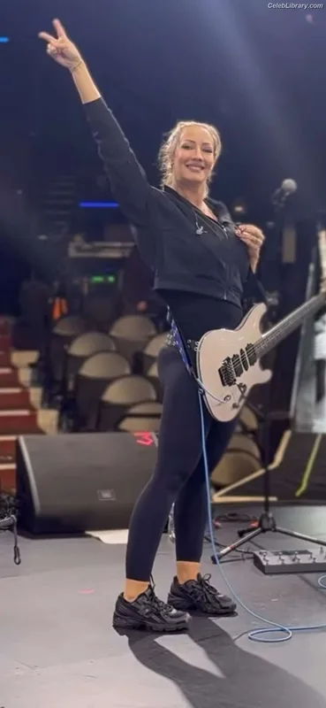 Nita Strauss photo 11 of 87