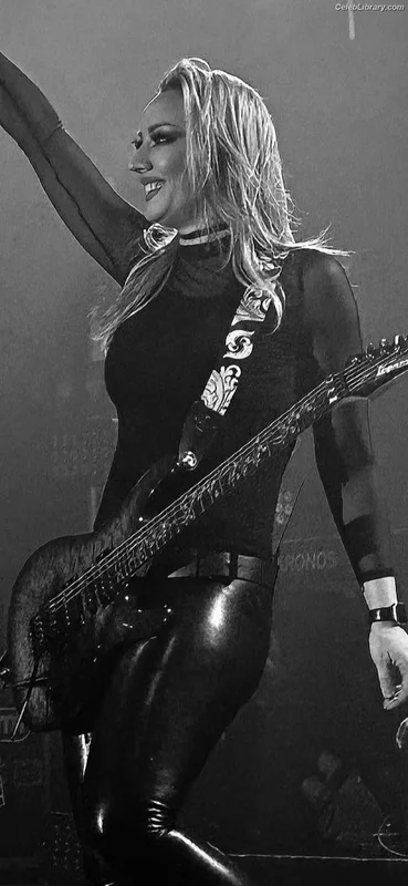 Nita Strauss photo 13 of 87
