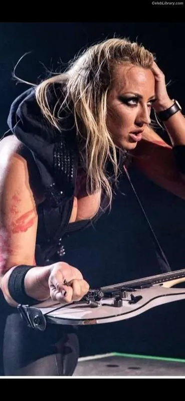 Nita Strauss photo 14 of 87