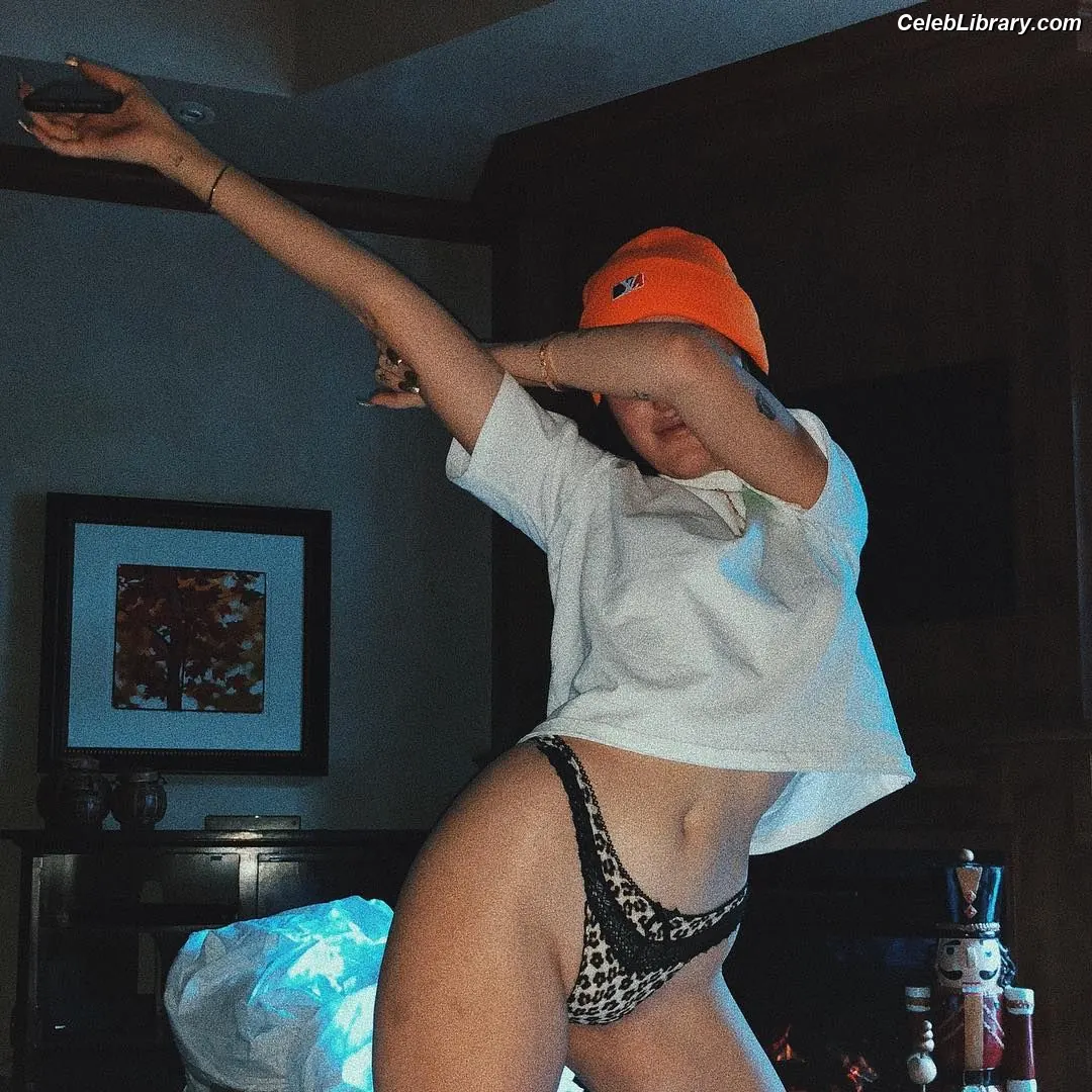 Noah Cyrus photo 3 of 911