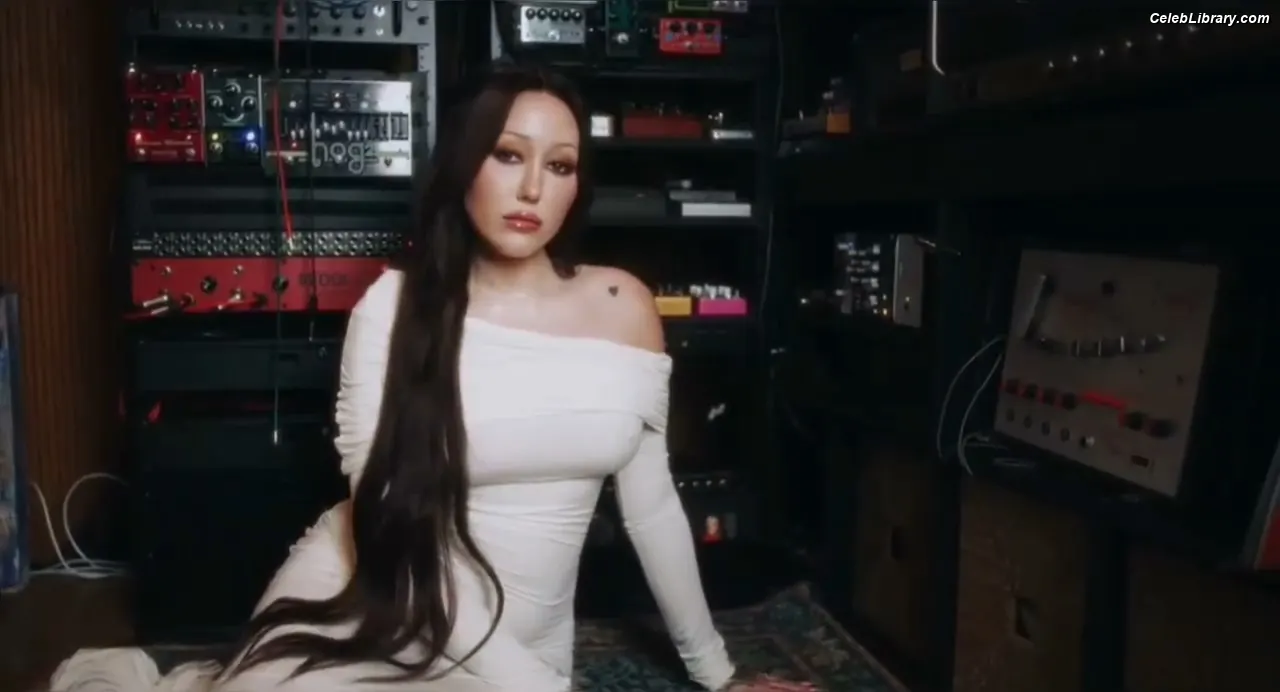 Noah Cyrus photo 16 of 911