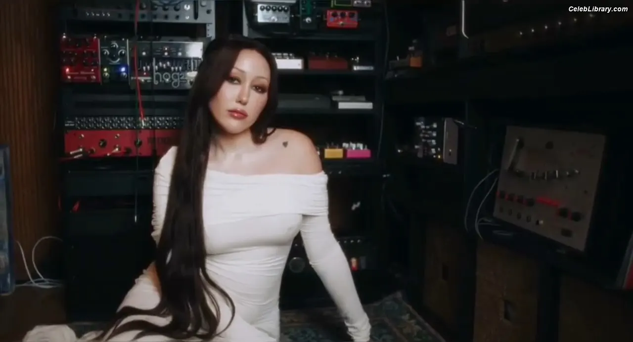 Noah Cyrus photo 22 of 911