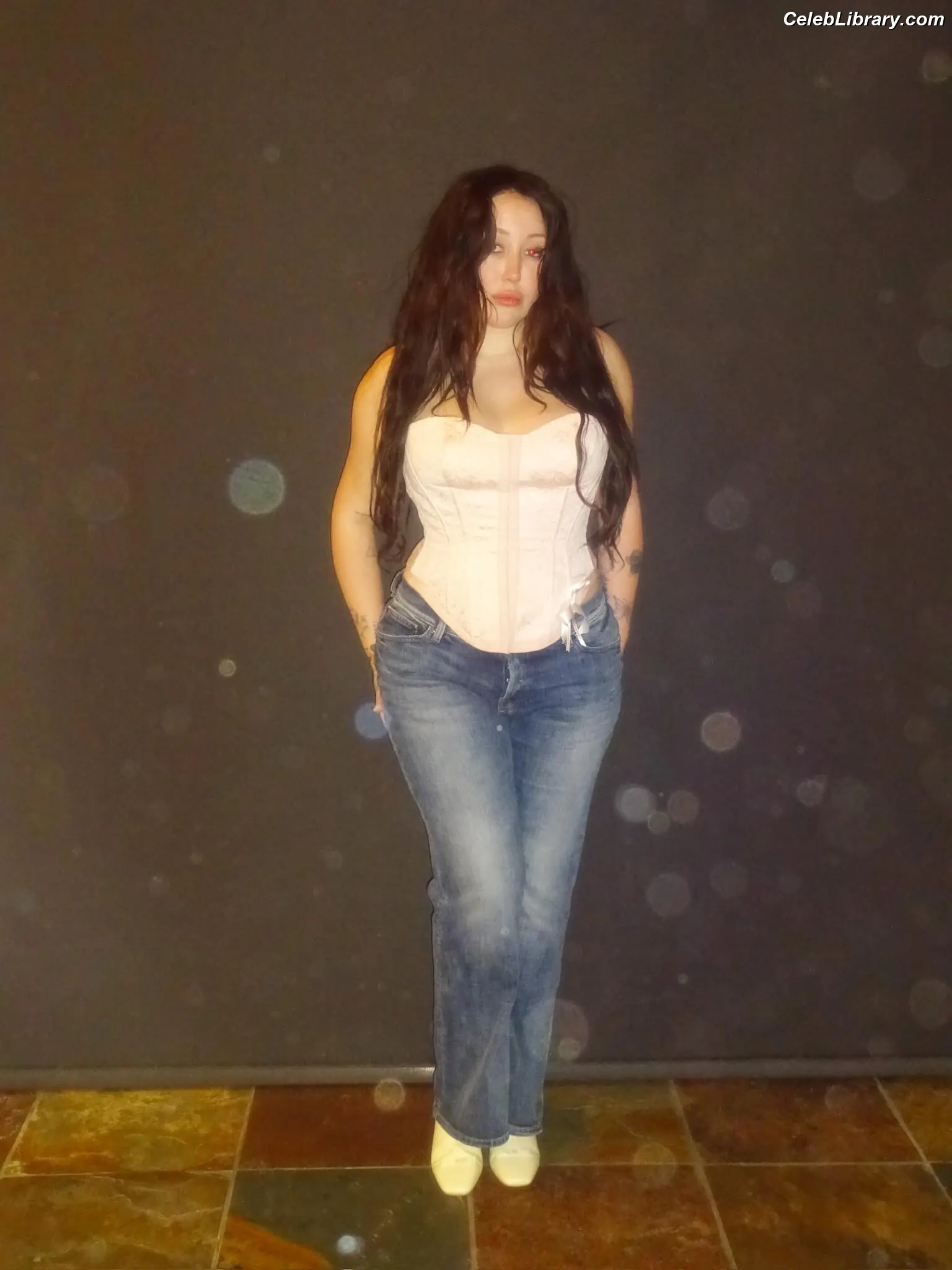 Noah Cyrus photo 2 of 911