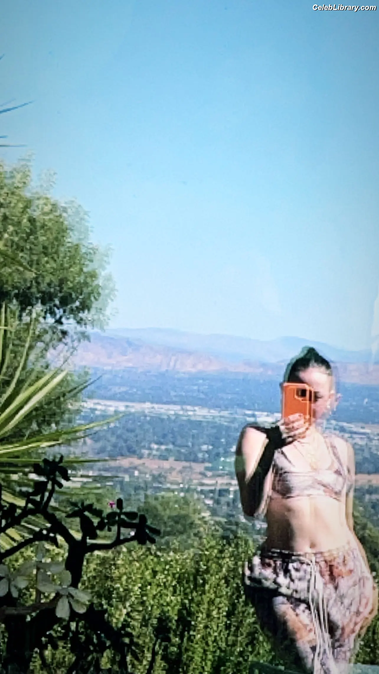 Noah Cyrus photo 6 of 911