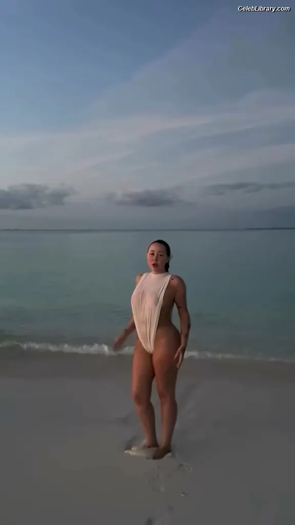 Noah Cyrus photo 15 of 911