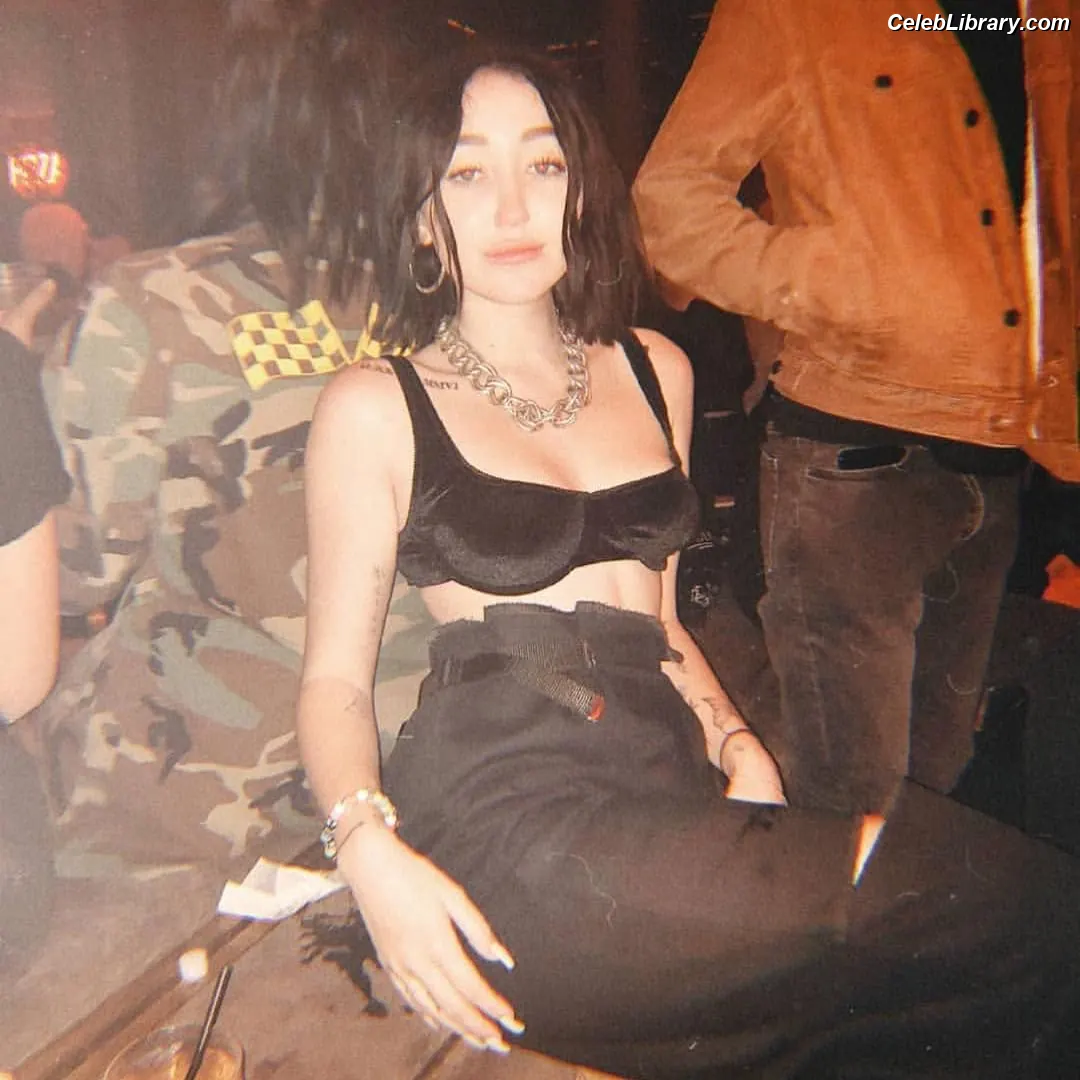 Noah Cyrus photo 7 of 911