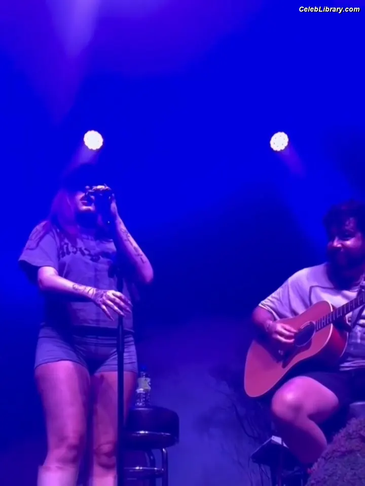 Noah Cyrus photo 5 of 911