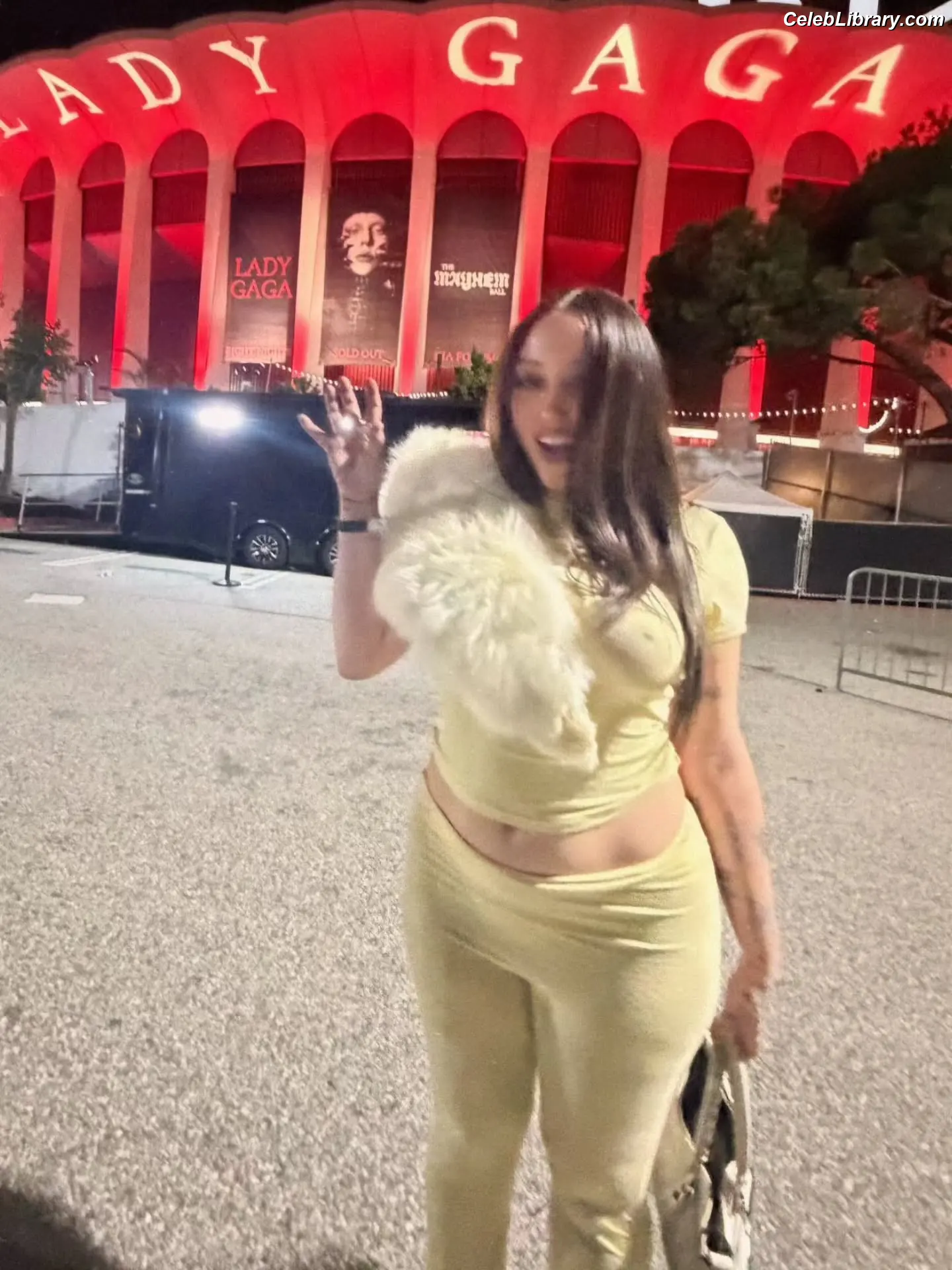 Noah Cyrus photo 13 of 911