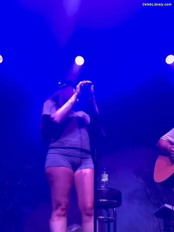 Noah Cyrus photo 15 of 911