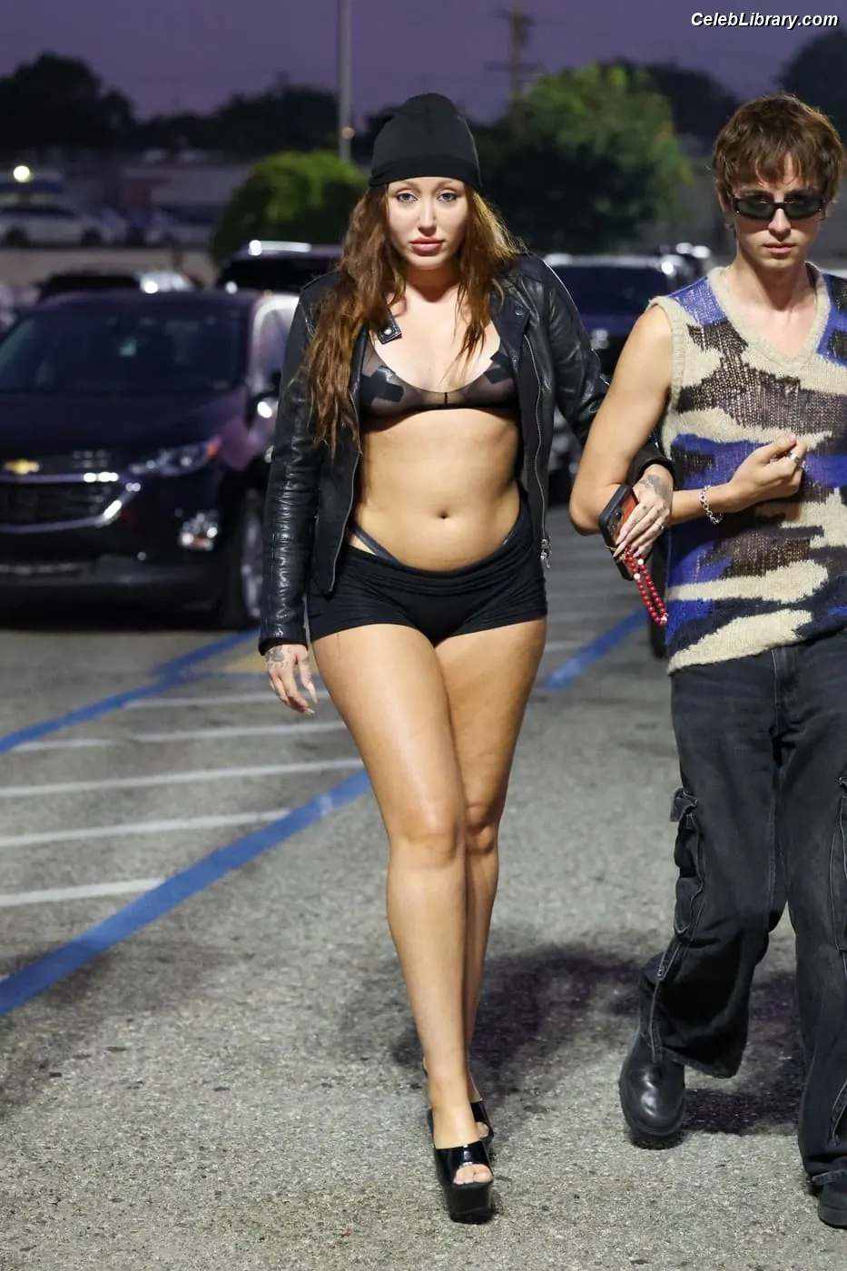 Noah Cyrus photo 17 of 911