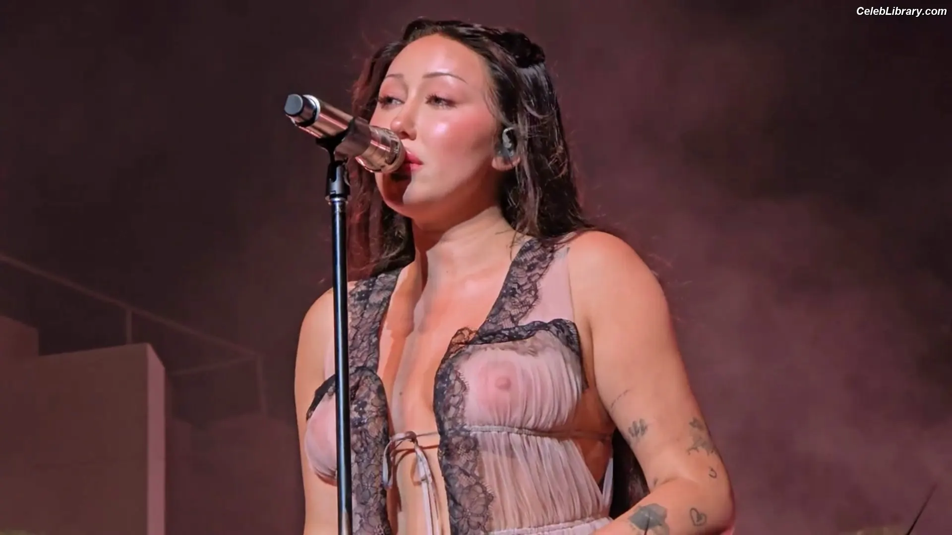 Noah Cyrus photo 5 of 911