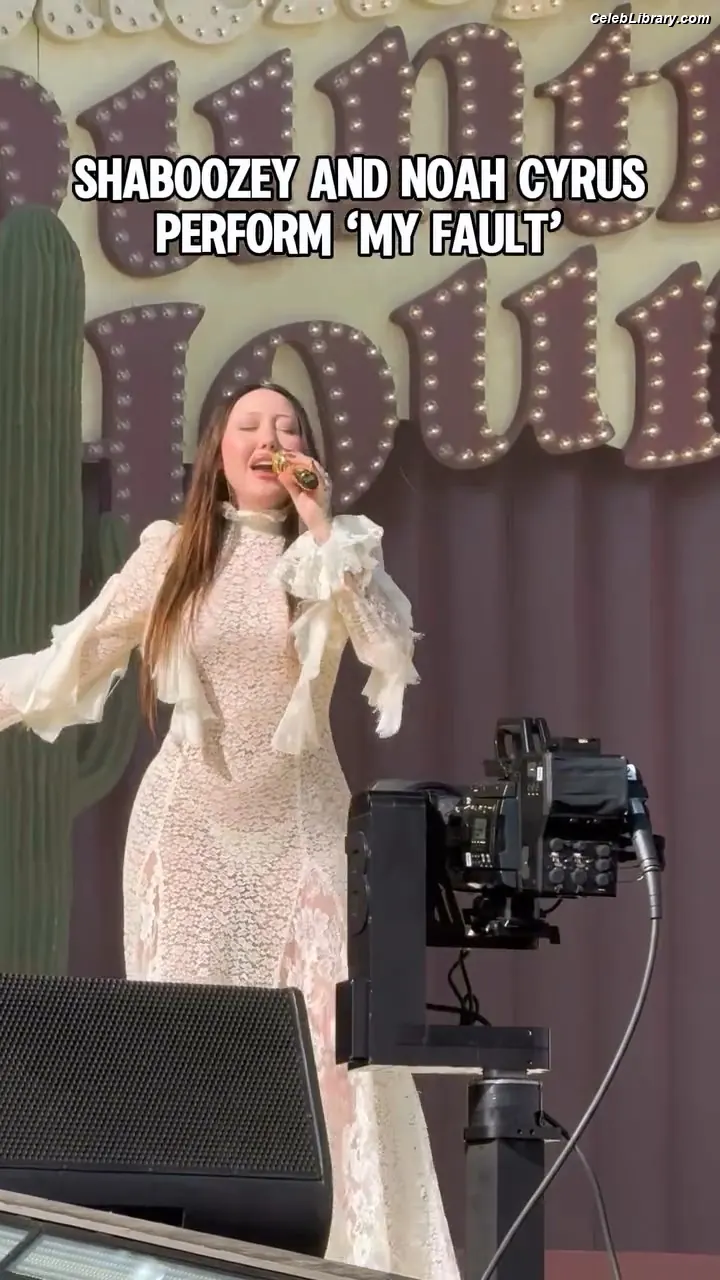 Noah Cyrus photo 6 of 911