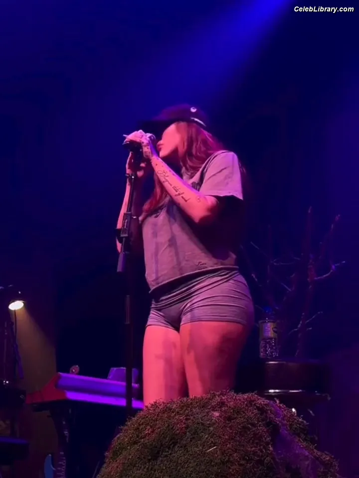 Noah Cyrus photo 18 of 911