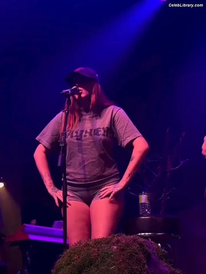 Noah Cyrus photo 3 of 911