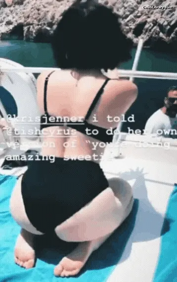 Noah Cyrus photo 6 of 911