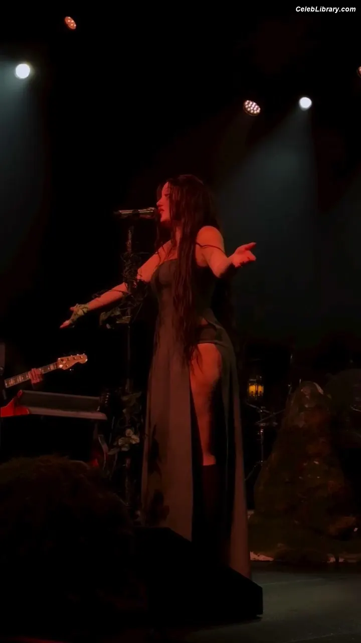 Noah Cyrus photo 15 of 911