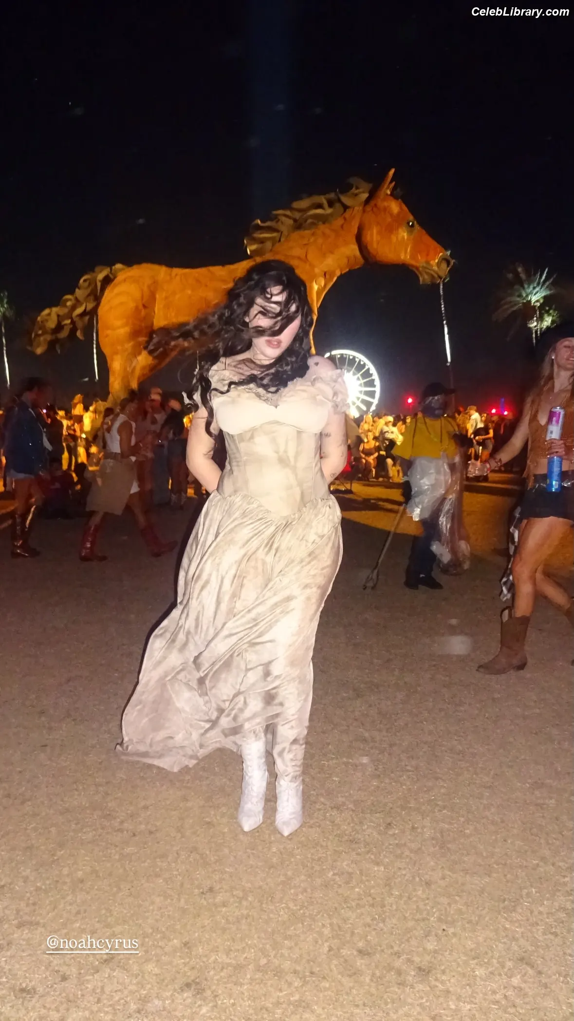 Noah Cyrus photo 18 of 911
