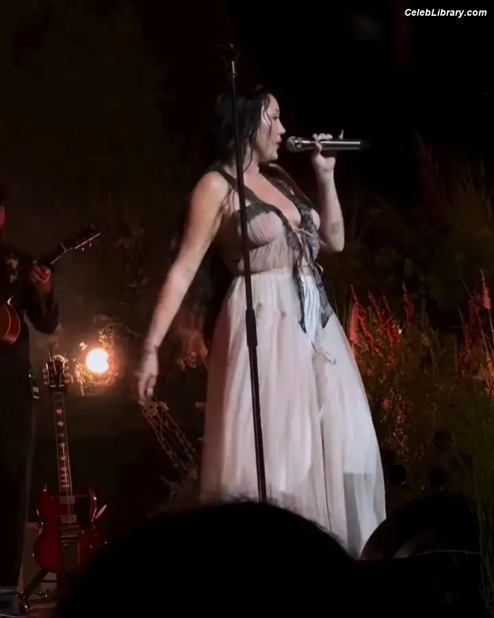Noah Cyrus photo 23 of 911