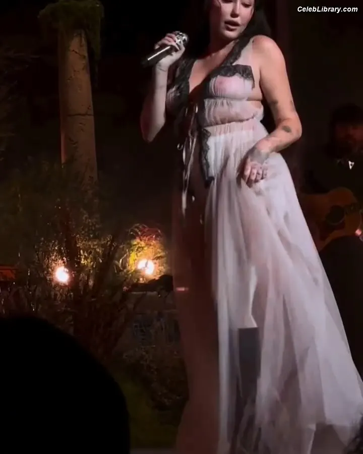 Noah Cyrus photo 1 of 911
