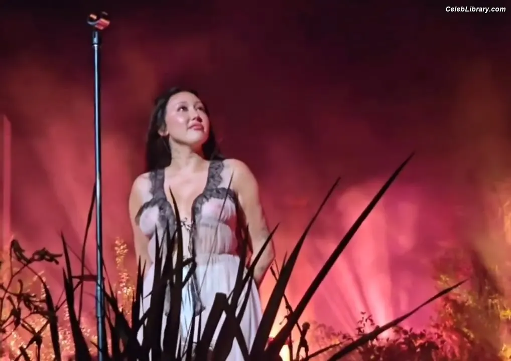 Noah Cyrus photo 2 of 911