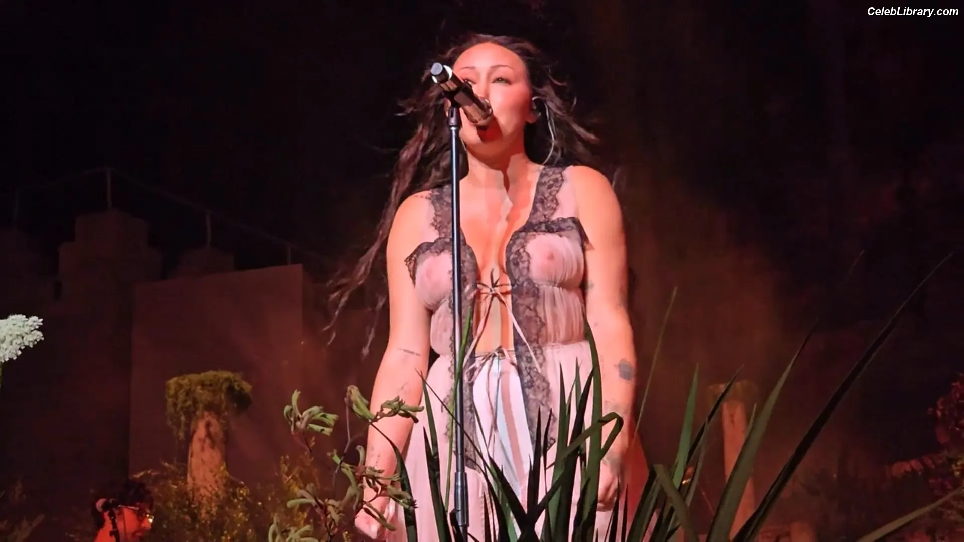 Noah Cyrus photo 3 of 911