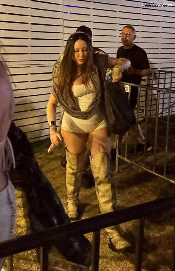 Noah Cyrus photo 11 of 911