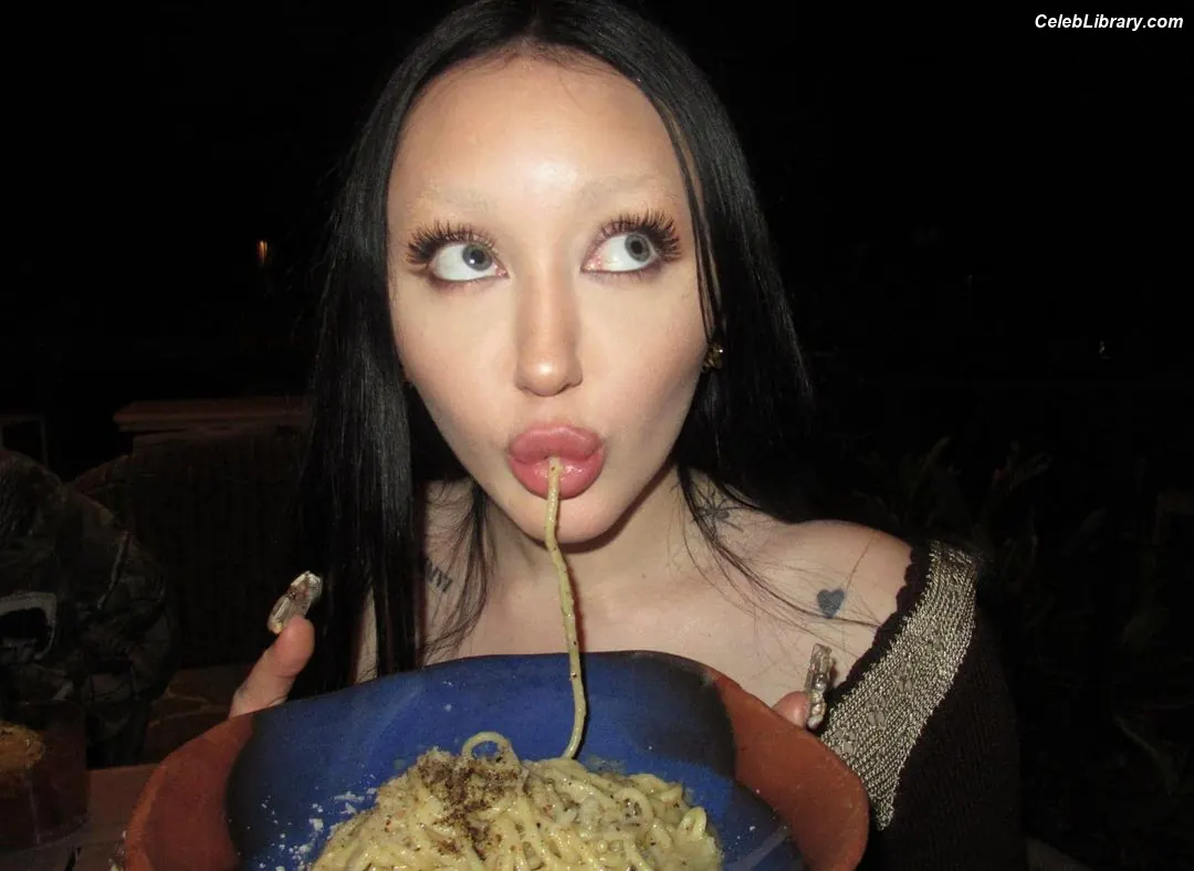 Noah Cyrus photo 14 of 911