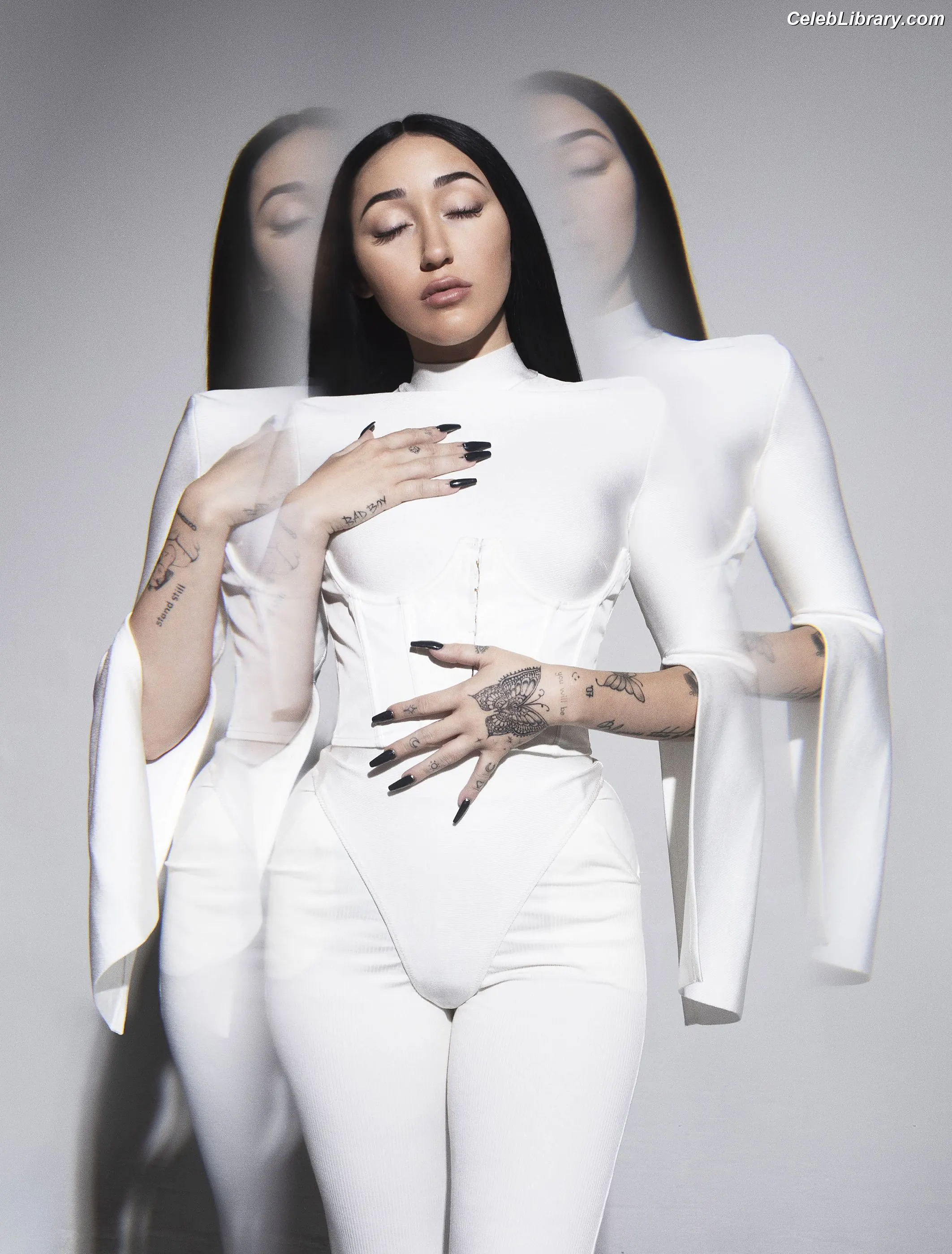 Noah Cyrus photo 19 of 911