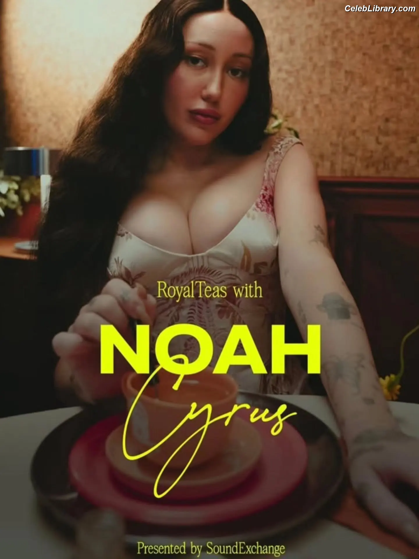 Noah Cyrus photo 2 of 911