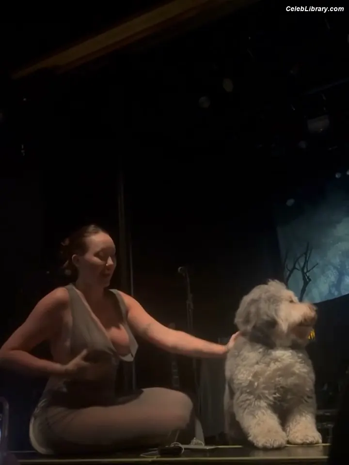 Noah Cyrus photo 3 of 911