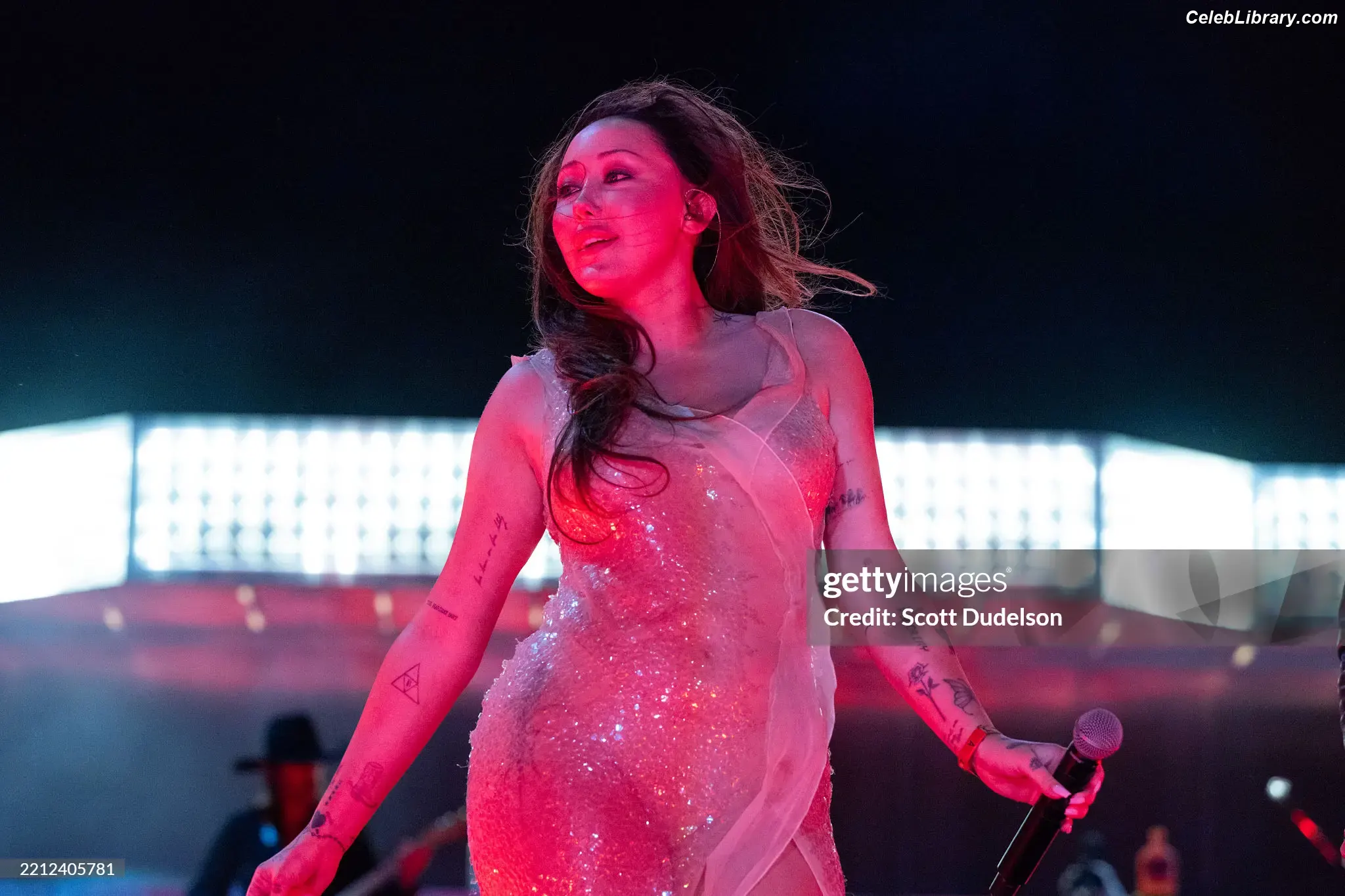 Noah Cyrus photo 9 of 911