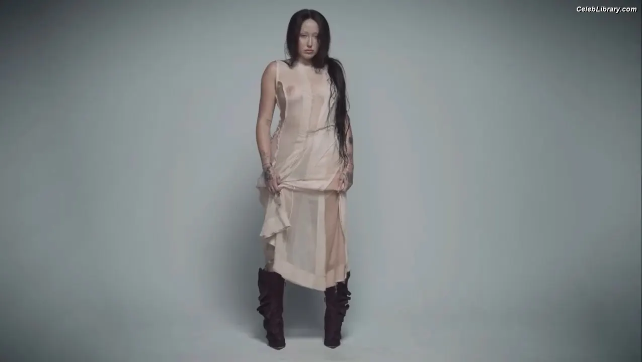 Noah Cyrus photo 9 of 911