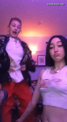 Noah Cyrus photo 18 of 911