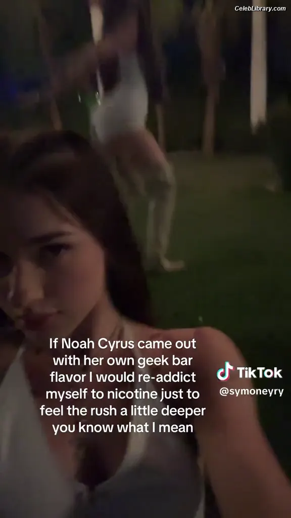 Noah Cyrus photo 9 of 911