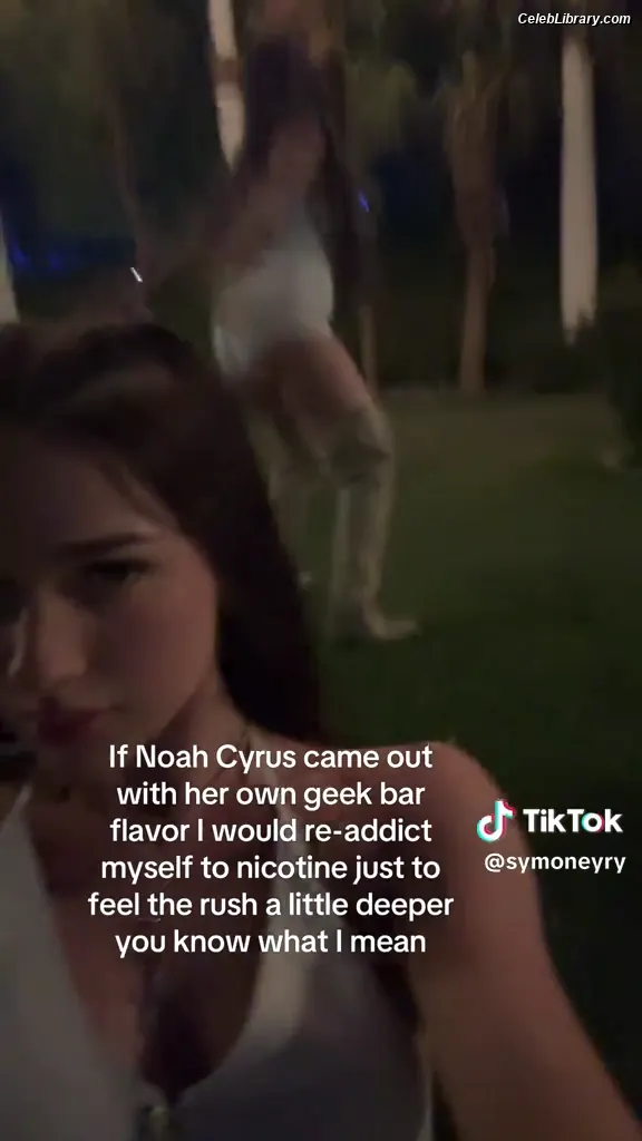 Noah Cyrus photo 11 of 911