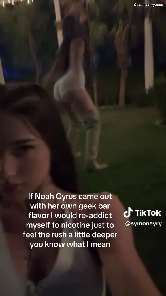 Noah Cyrus photo 13 of 911