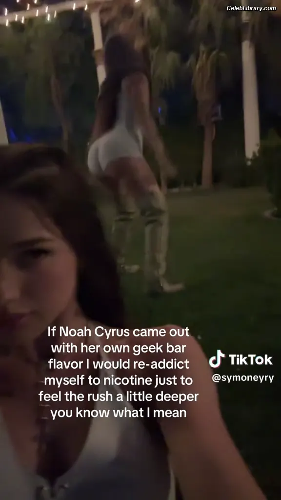 Noah Cyrus photo 15 of 911