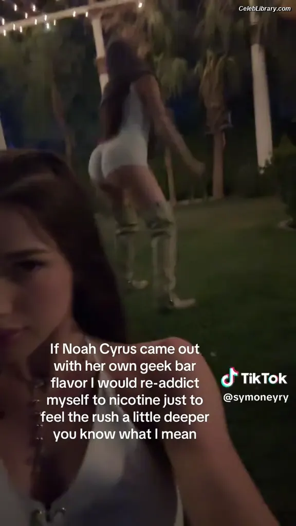 Noah Cyrus photo 17 of 911