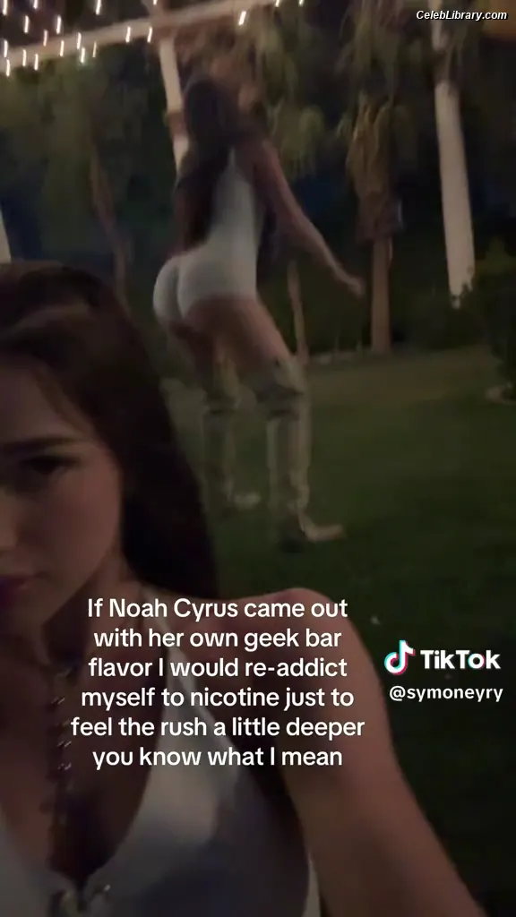 Noah Cyrus photo 18 of 911