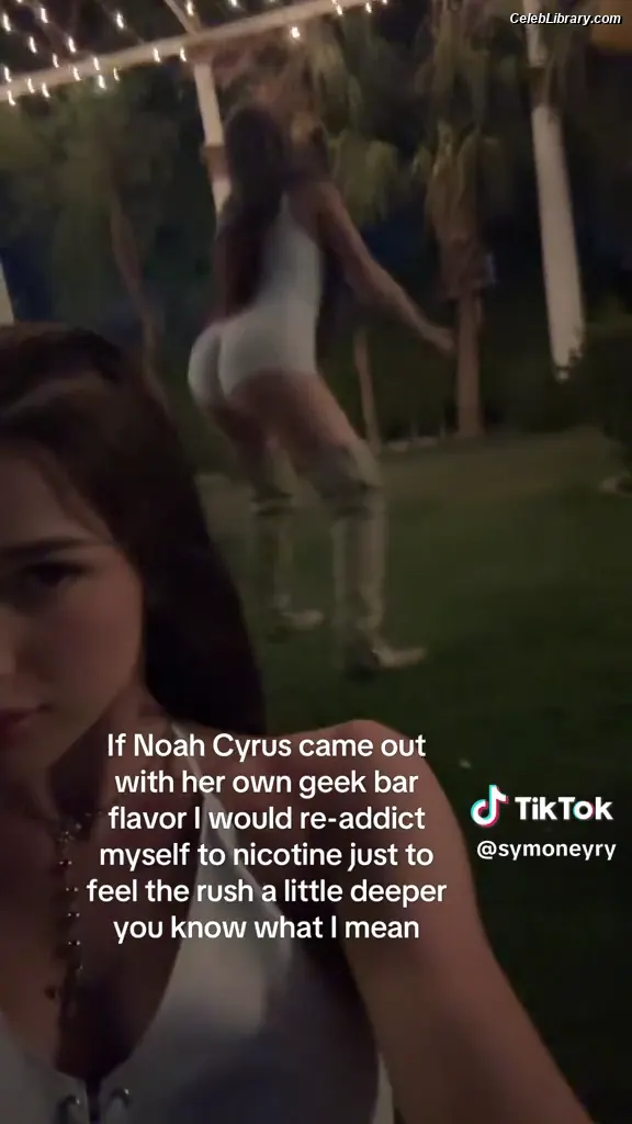 Noah Cyrus photo 19 of 911