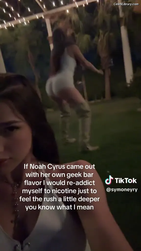Noah Cyrus photo 21 of 911