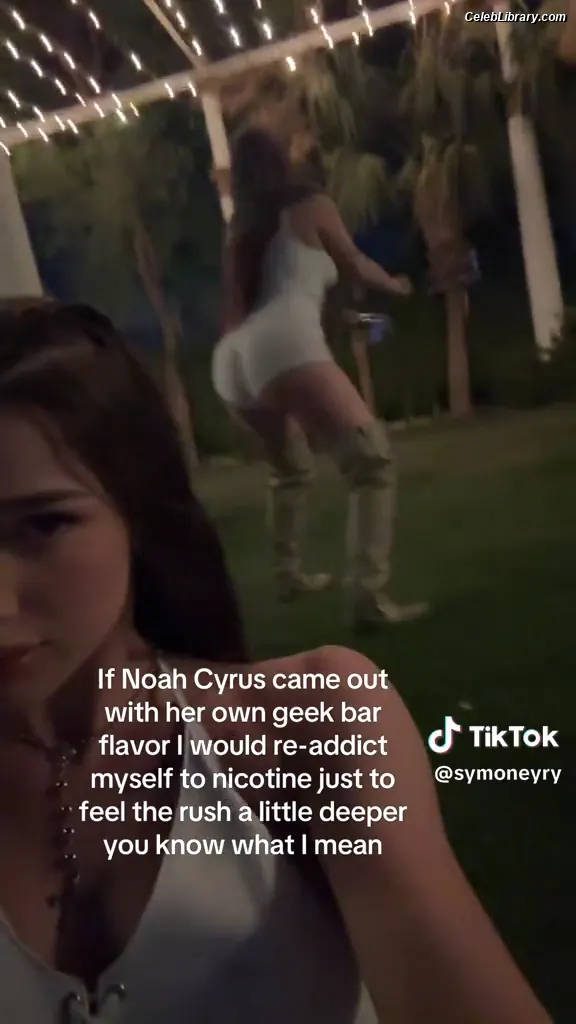 Noah Cyrus photo 24 of 911