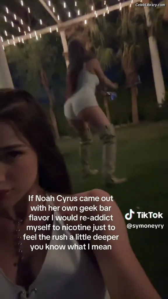 Noah Cyrus photo 1 of 911